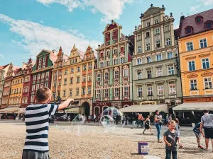 Mglisty, górski krajobraz Tatr o wschodzie słońca z widocznymi szczytami i ścieżką prowadzącą w głąb gór.