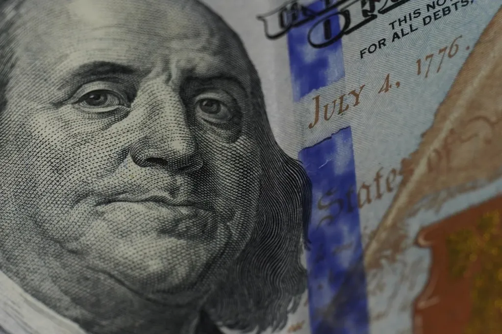 Elegancki stolik w restauracji z folderem na rachunek, terminalem płatniczym i banknotem, gotowy do opłacenia napiwku.