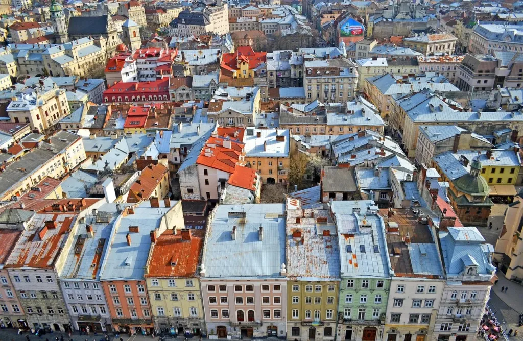 Kolorowe kamienice na Rynku we Lwowie, ukazujące historyczną architekturę i klimat tego ukraińskiego miasta.