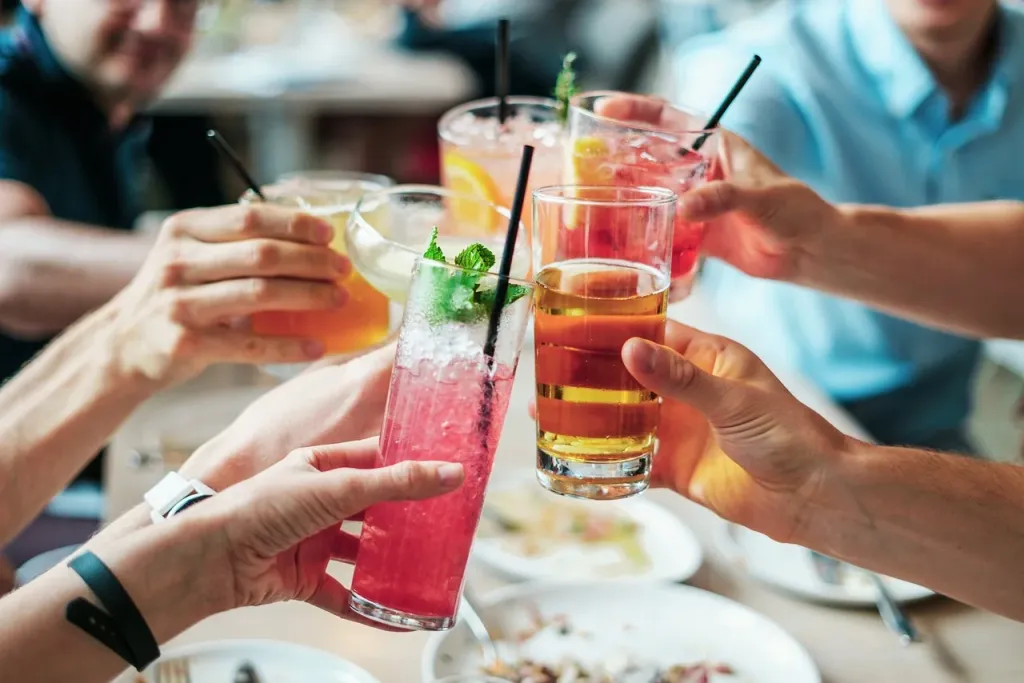 Świąteczne koktajle i napoje w restauracji w Walencji, tworzące radosny, bożonarodzeniowy nastrój.